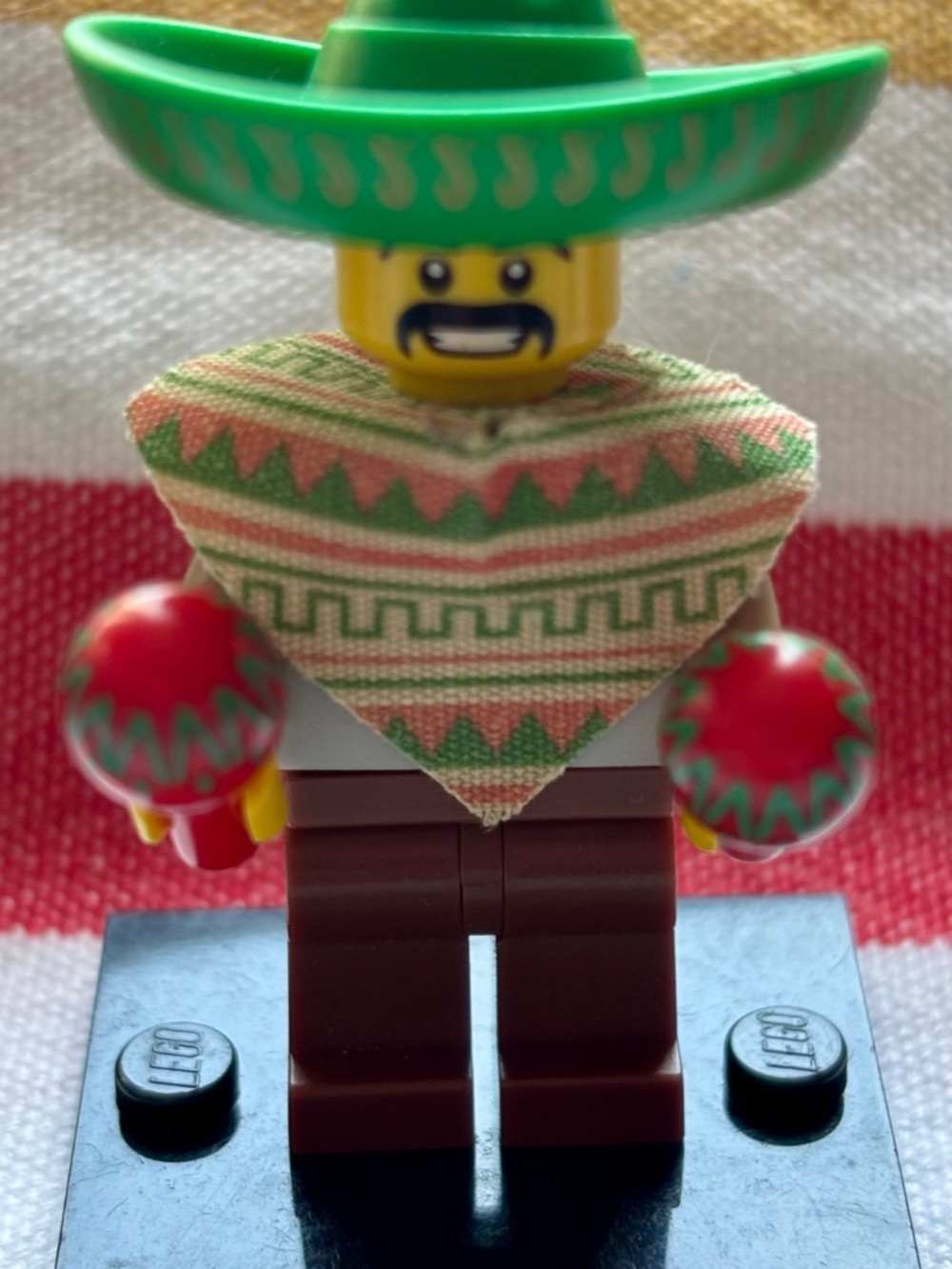 LEGO SERIES 2 "Mariachi/Maraca Man" col02-1 With stand, pamphlet & accessories.